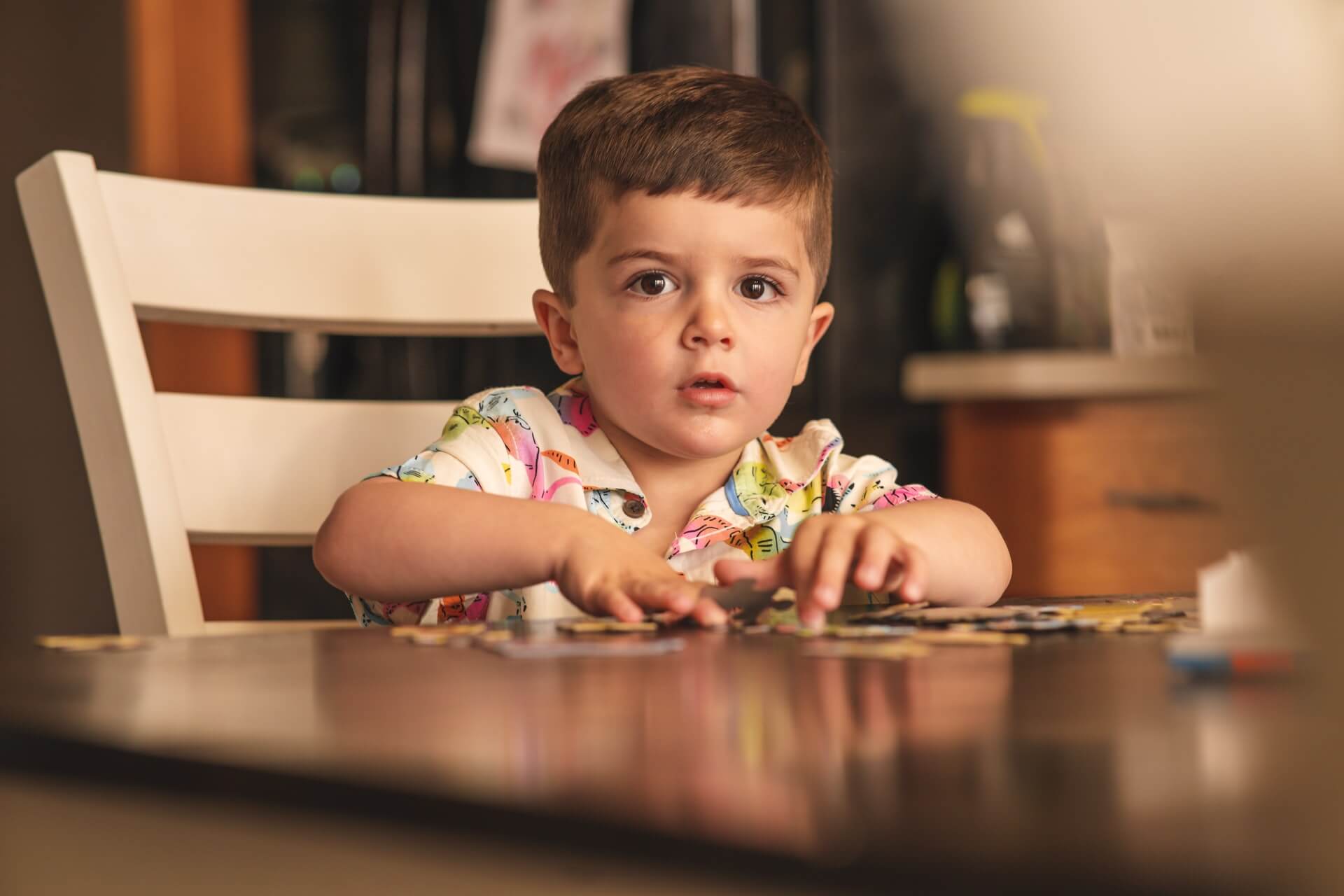 Fotografi på ett barn som lägger pussel.