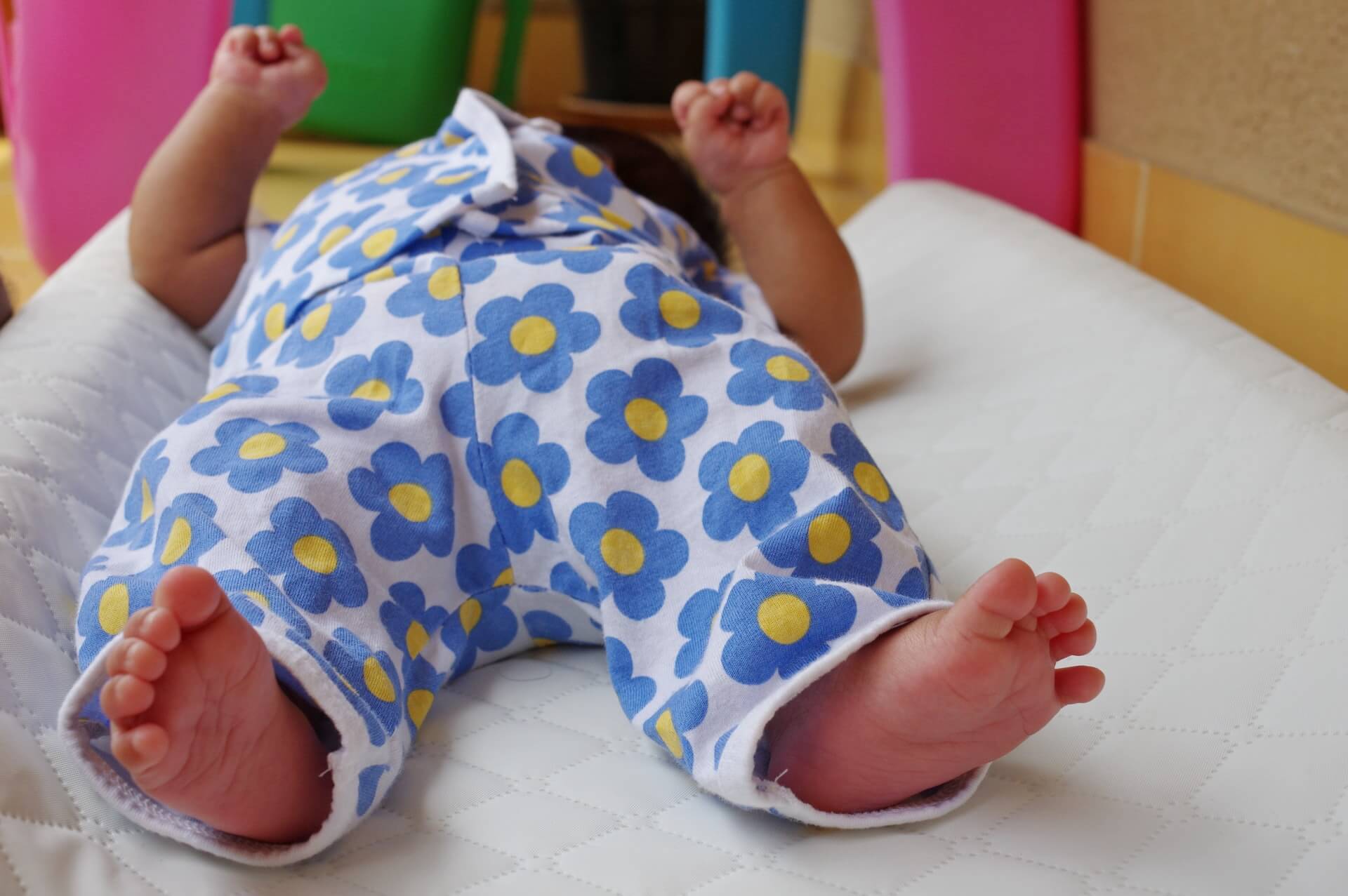 Bild på en babys fötter i Umeå.