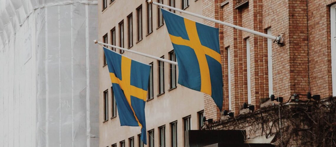 Bild på svenska flaggor i Umeå.